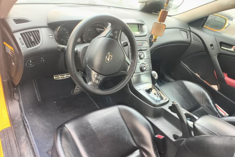 Used Hyundai Genesis Coupe 2009 2.0T Automatic Deluxe Edition Center Console