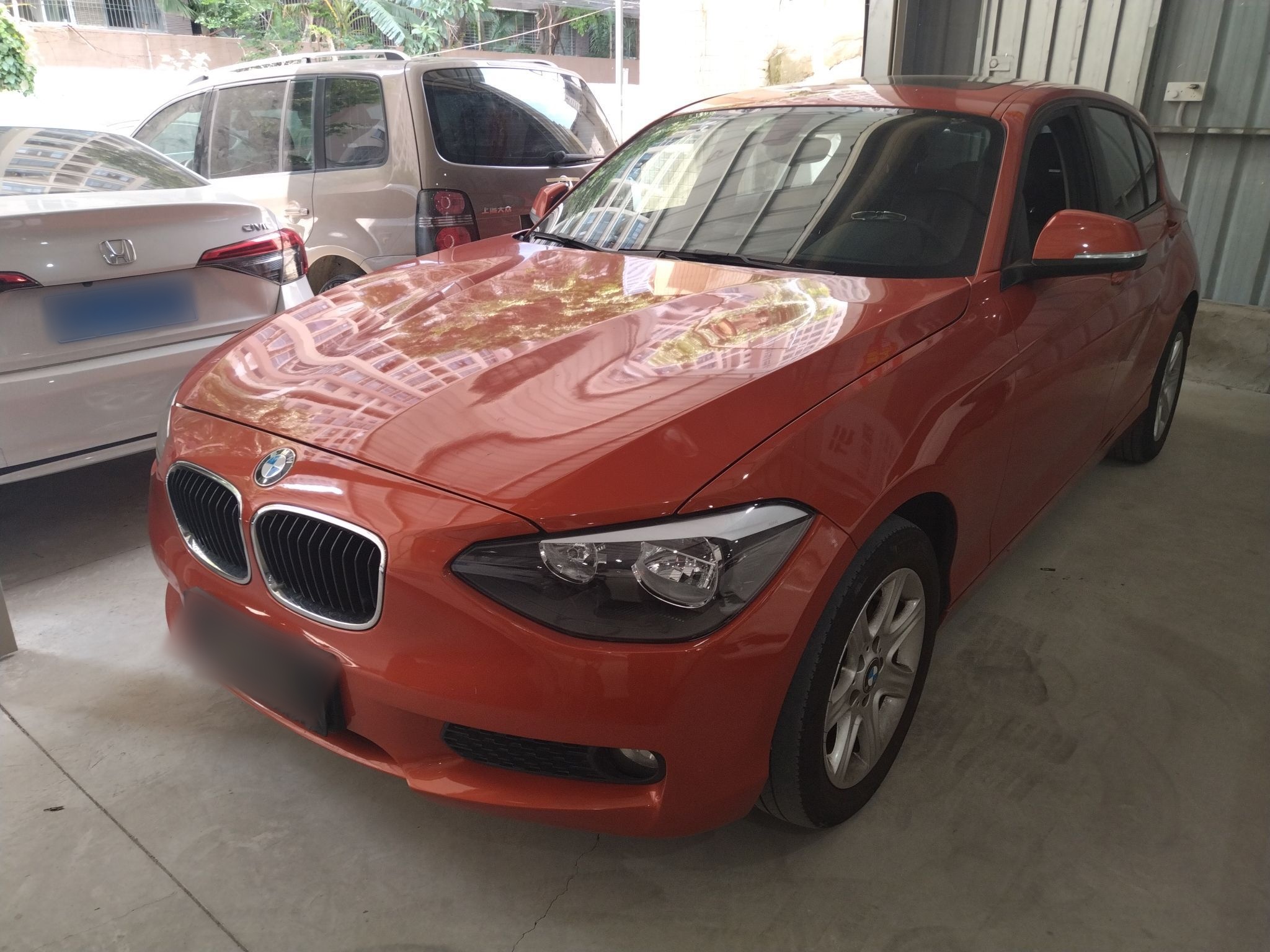 تحت مقدمة السيارة