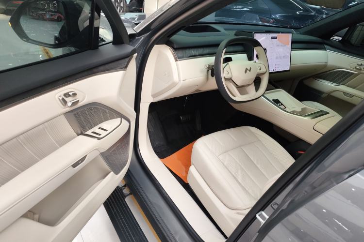 Used ONVO Luxeed L90 2025 Model—Ultra Six-Seater Version
