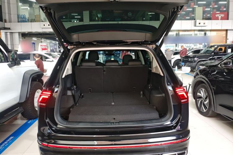 Used Volkswagen Tiguan L 2023 Facelift 380TSI Automatic All-Wheel Drive R-Line Flagship 7-Seater