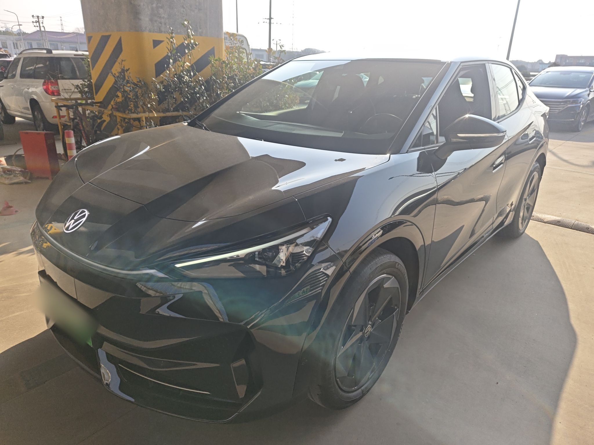 Под передней частью автомобиля