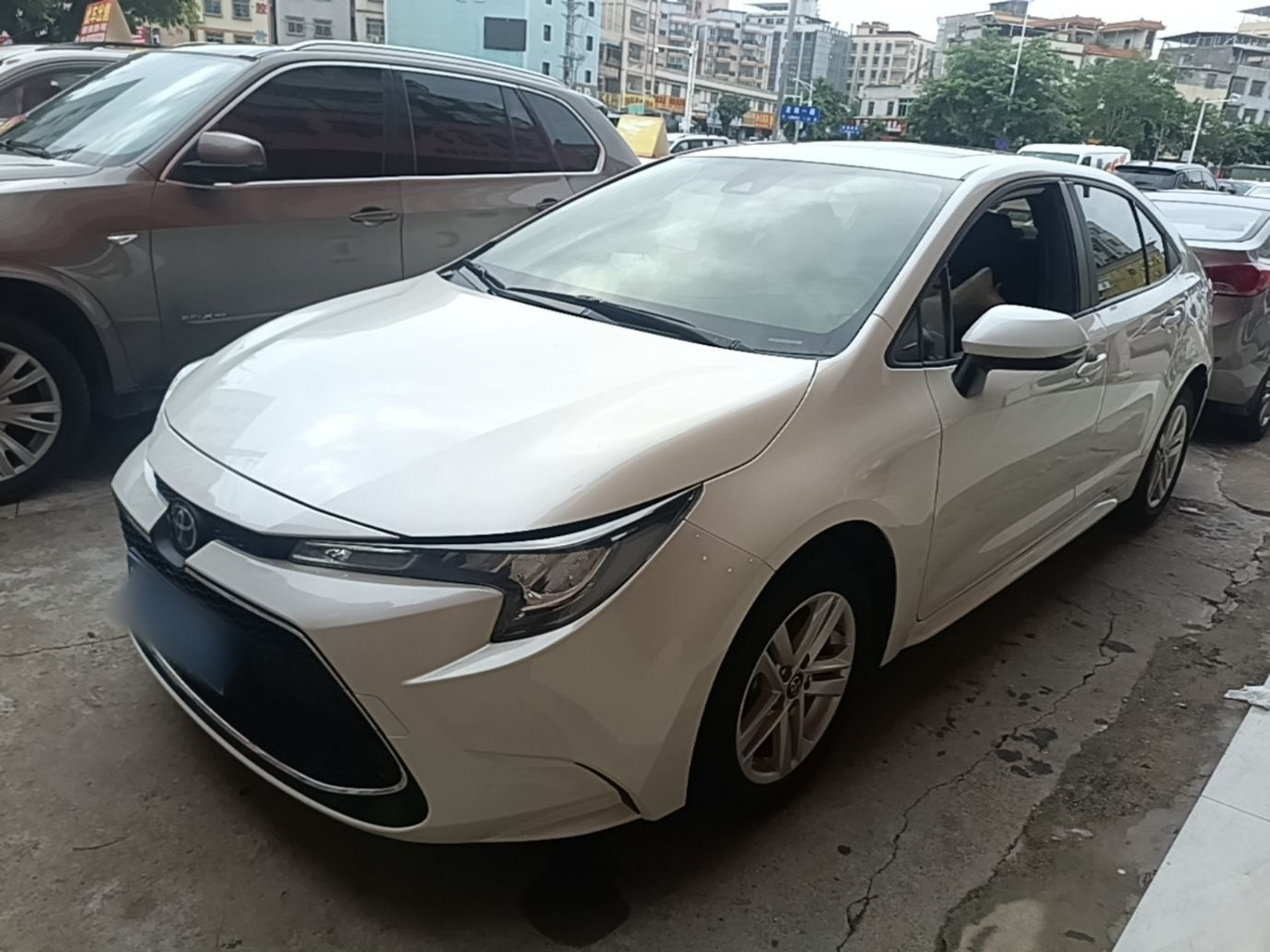 Под передней частью автомобиля