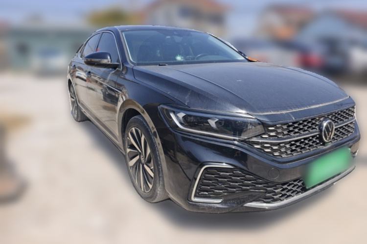 Used Volkswagen Passat 2022 330TSI Starry Luxury Edition Front Right 45 Deg