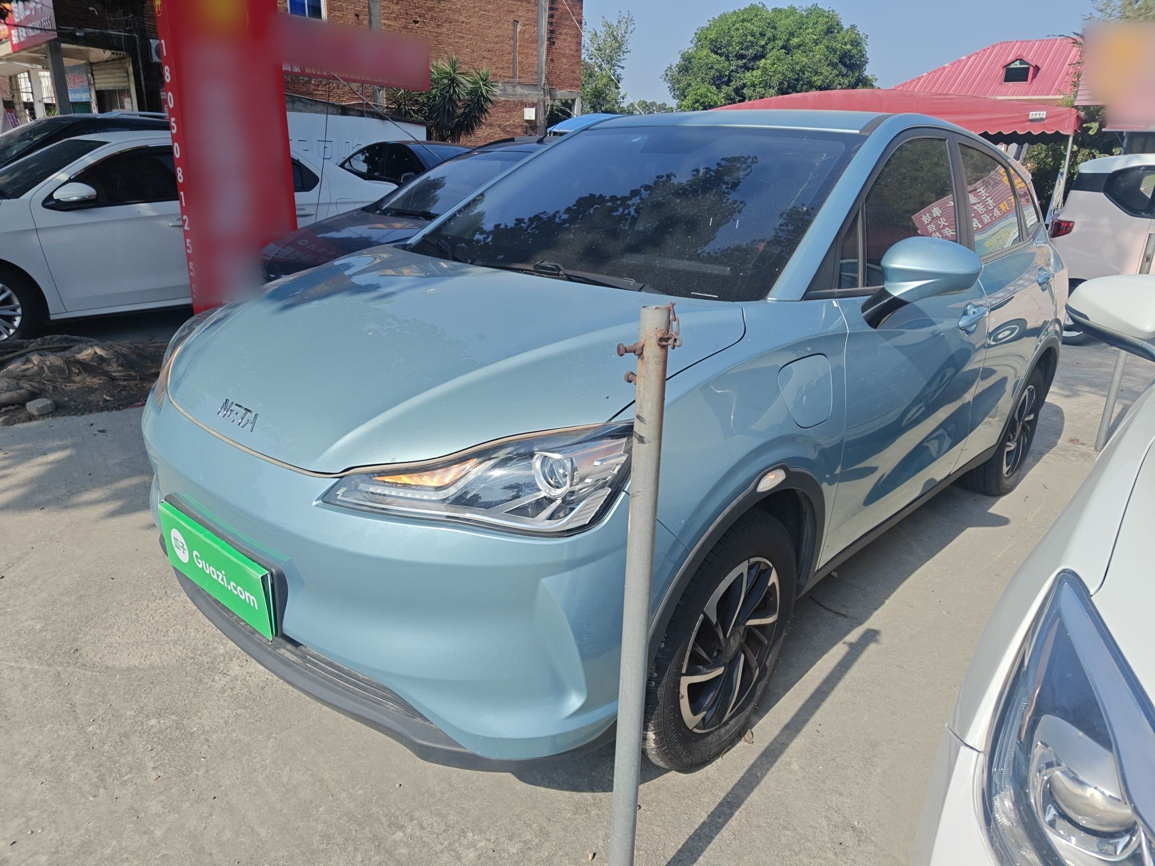 Под передней частью автомобиля