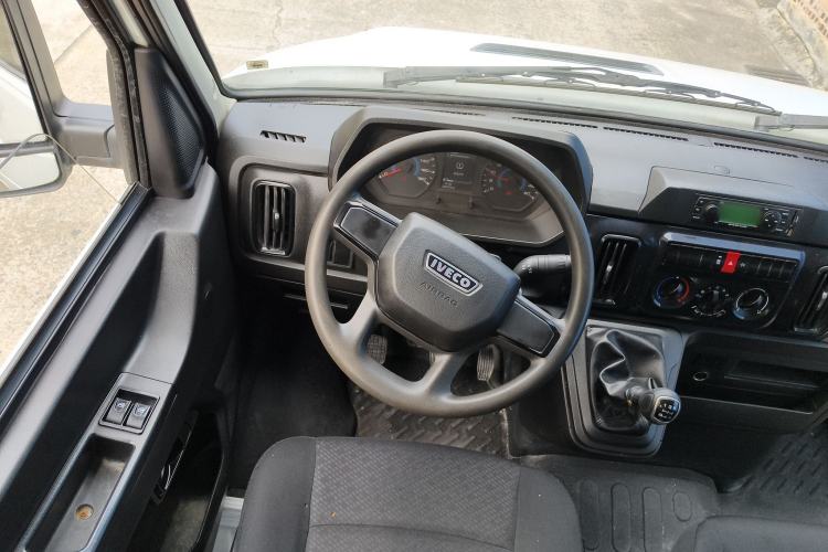 Used Iveco Daily 2023 2.5T A35M1 Short Wheelbase Mid-Roof Dual Tire Side-Sliding Doors 5-9 Seater
