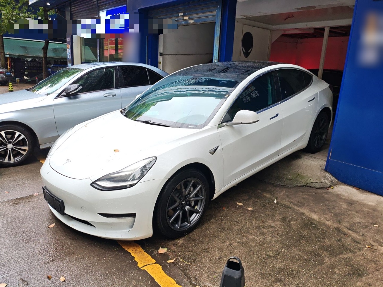 Под передней частью автомобиля