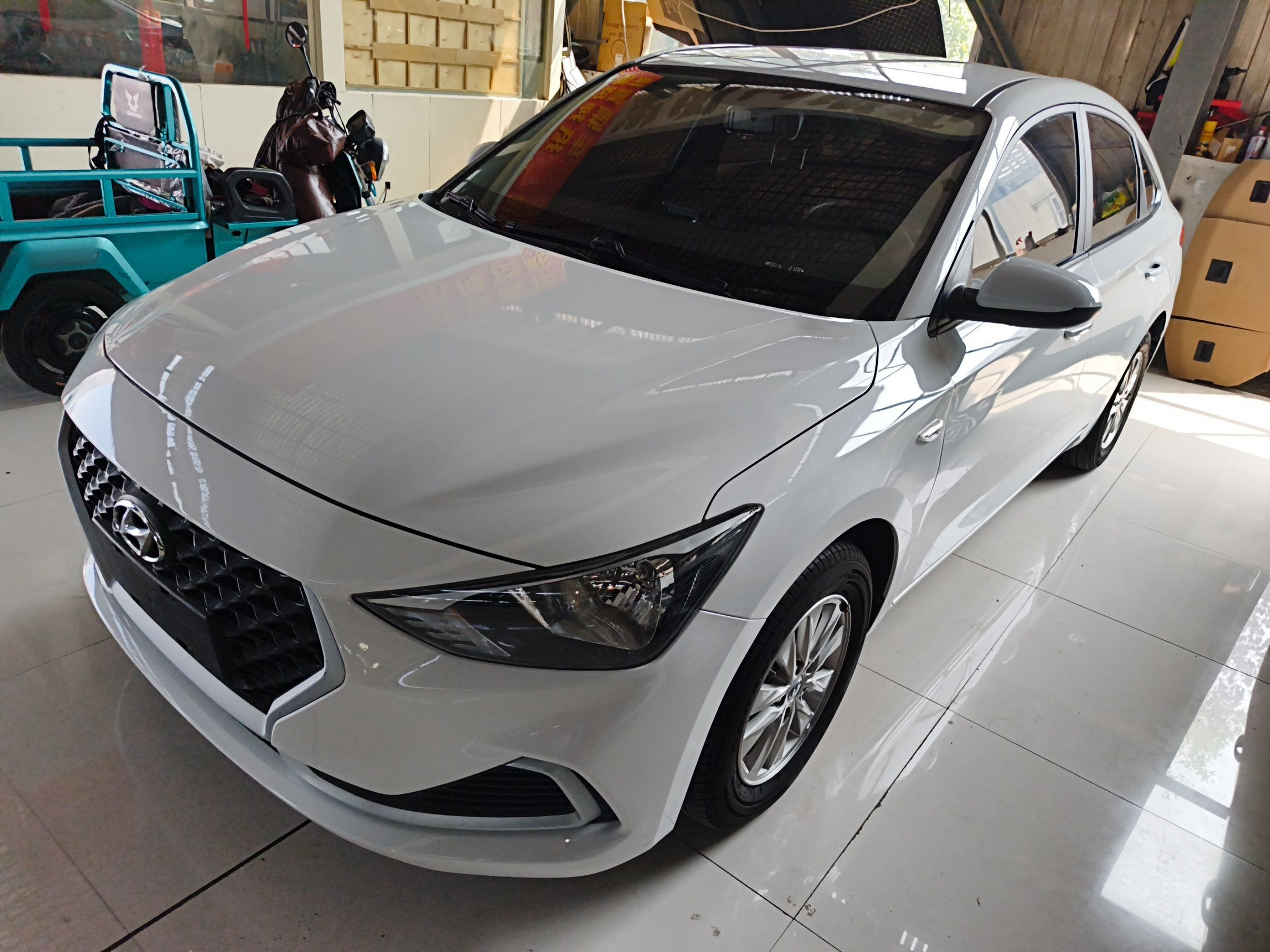 Под передней частью автомобиля