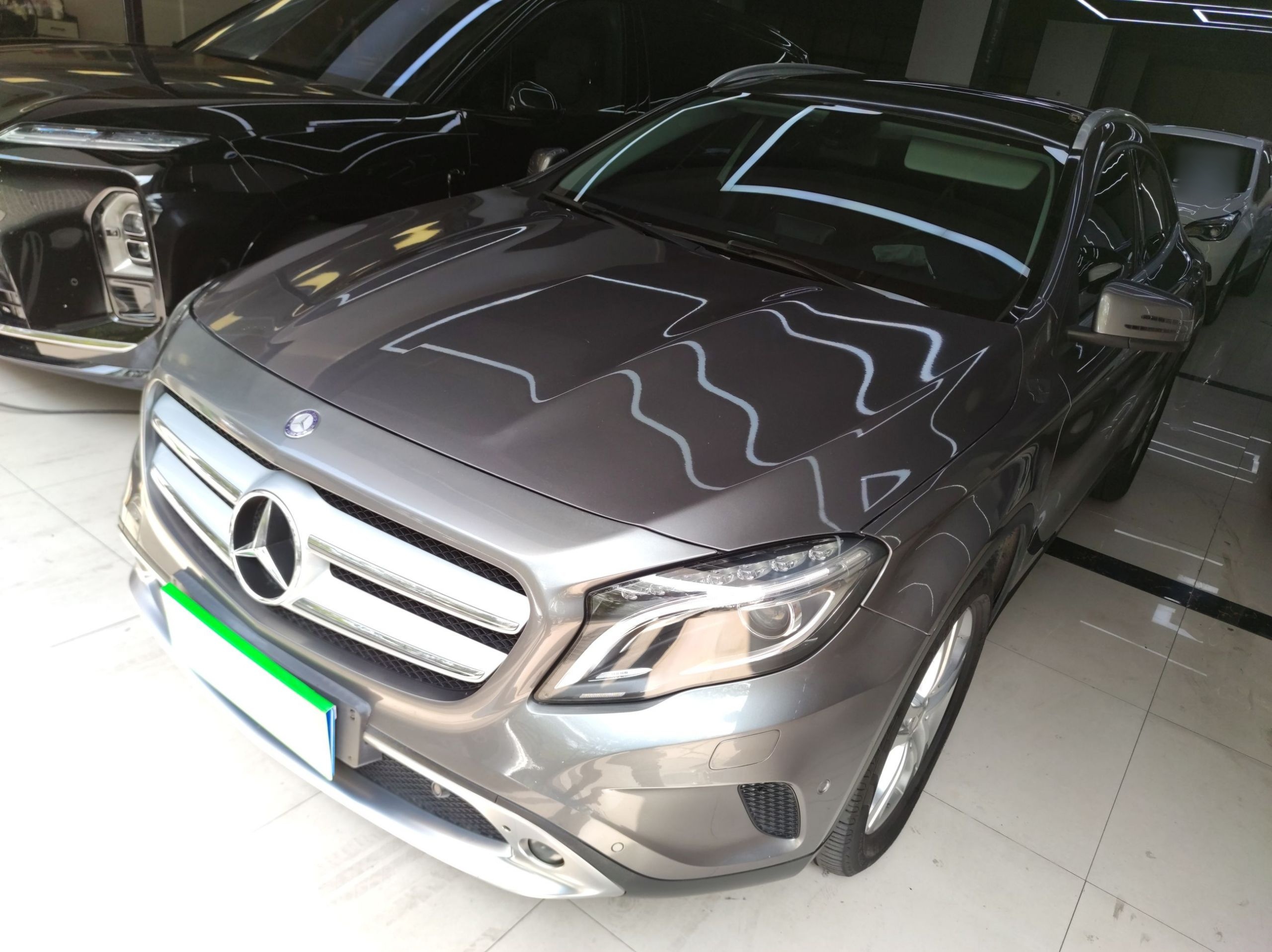 تحت مقدمة السيارة