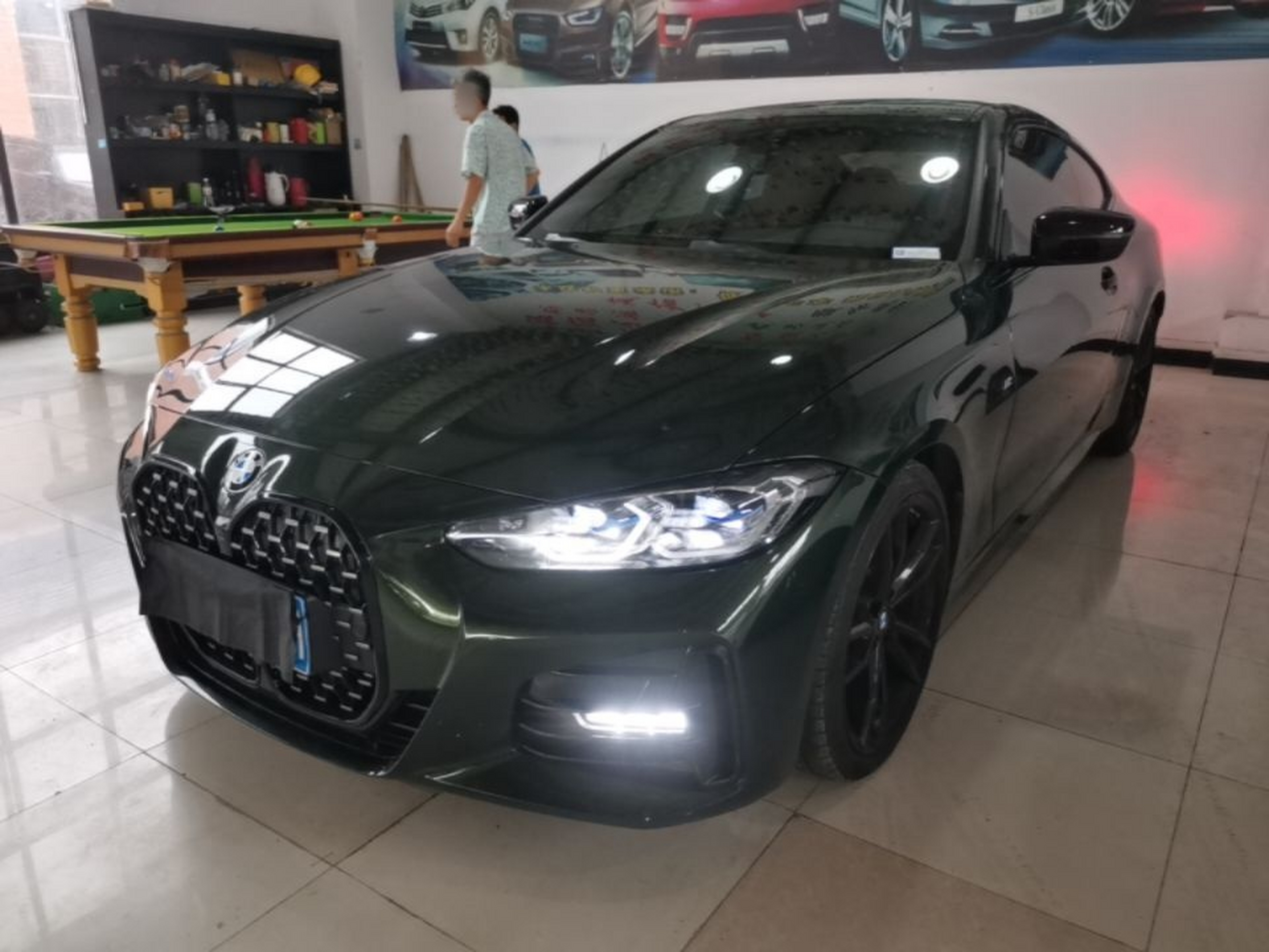 Под передней частью автомобиля