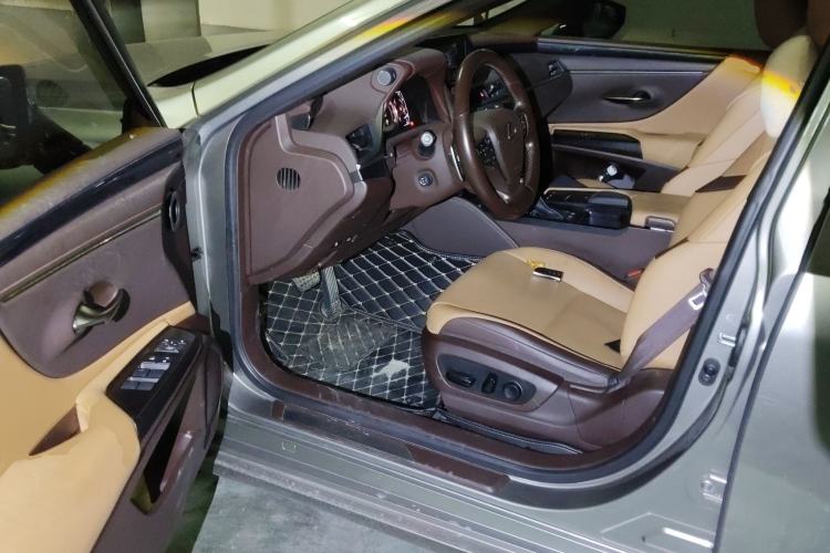 Used Lexus ES 2022 300h Excellence Edition Driver Seat