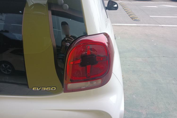 Used Roewe Clever 2021 302 km New Four-Seater Super-Efficient Version Right Rear Taillight