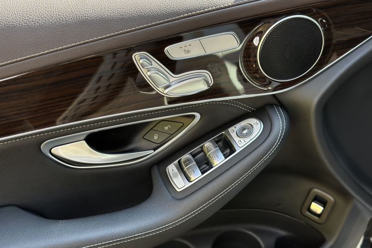 Used Mercedes-Benz GLC 2018 Facelift GLC 260 4MATIC Luxury Edition Interior 9