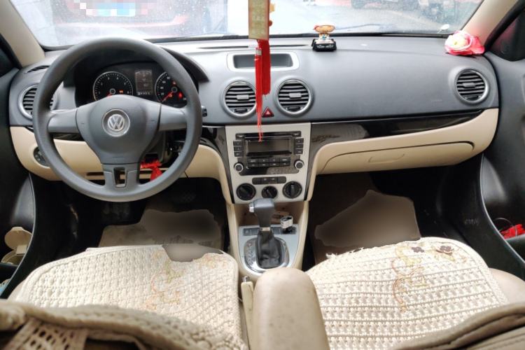 Used Volkswagen Lavida 2011 1.6L Automatic Premium Edition Center Console