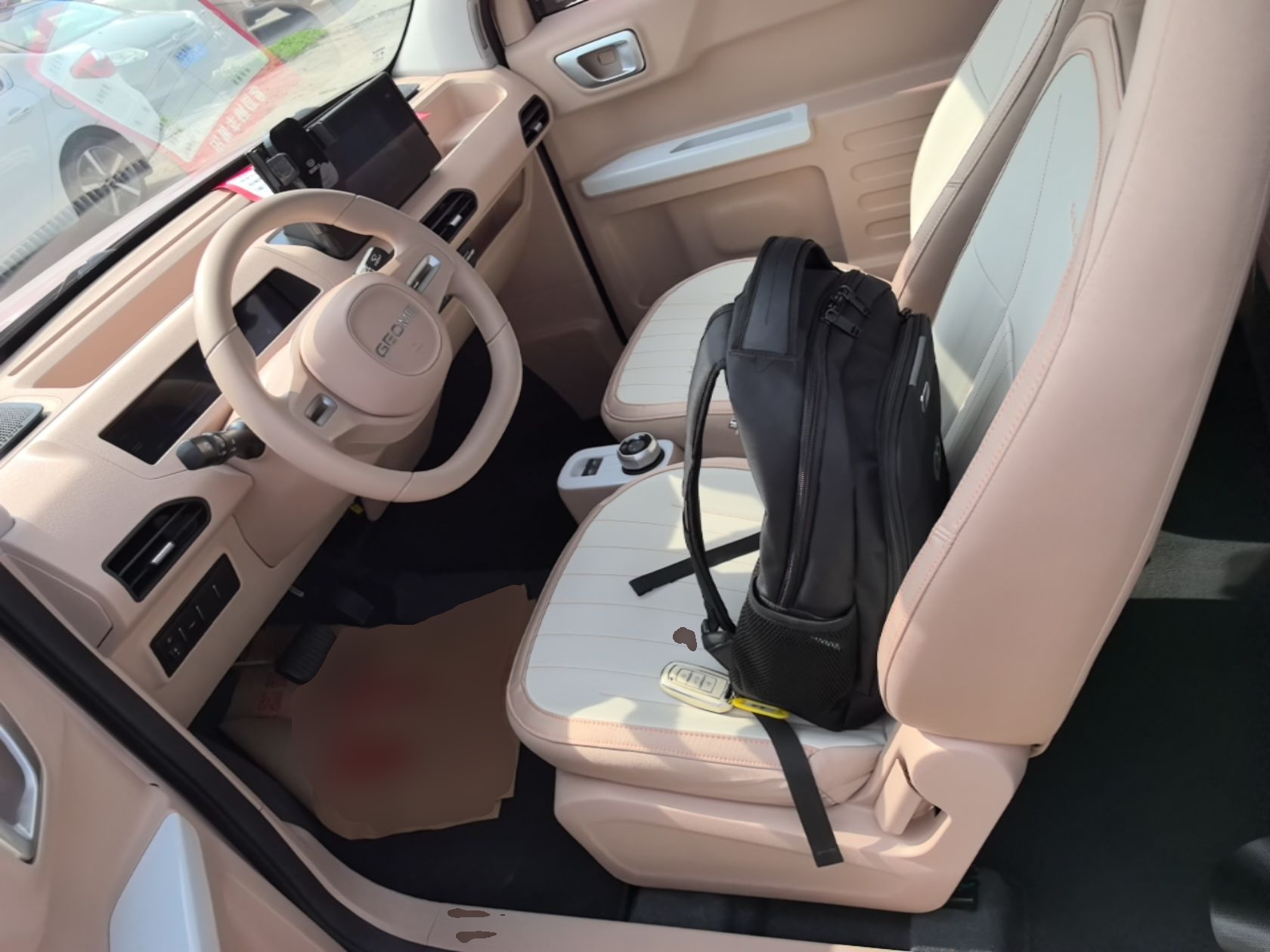 المقاعد الأمامية داخل السيارة