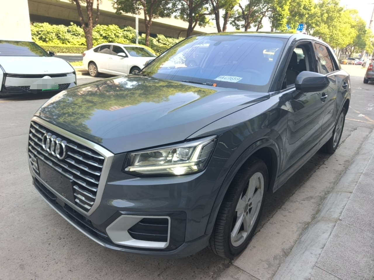 Под передней частью автомобиля