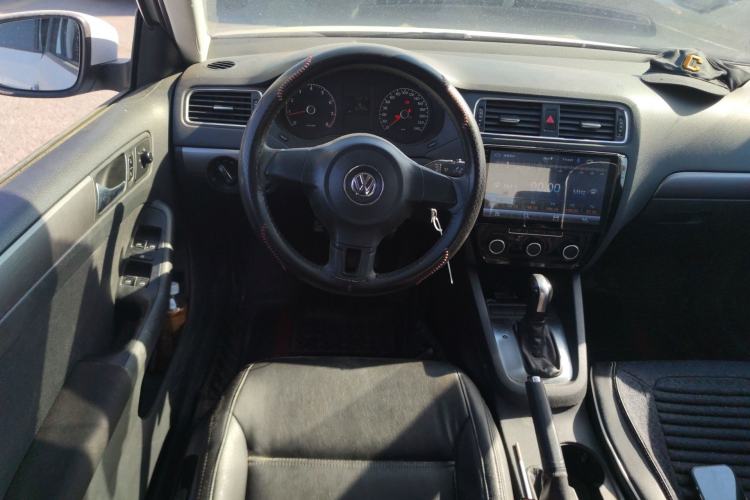 Used Volkswagen Sagitar 2012 1.6L Automatic Fashion Edition Steering Wheel