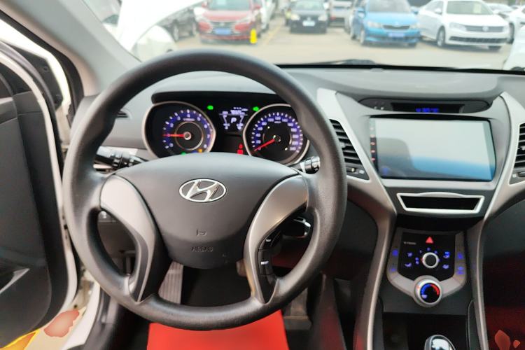 Used Hyundai Elantra (5th Generation / Langdong) 2016 1.6L Automatic Smart Version Center Console