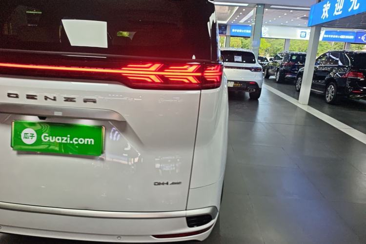 Used Denza D9 2022 DM-i 970 Four-Wheel Drive Prestige Model Right Rear Taillight