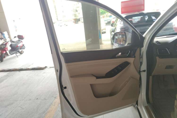 Used Baojun 730 2015 1.8L Manual Luxury Navigation ESP Version 7-seater
