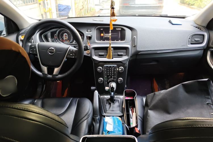 Used Volvo V40 2018 T3 Zhiyi Edition Center Console