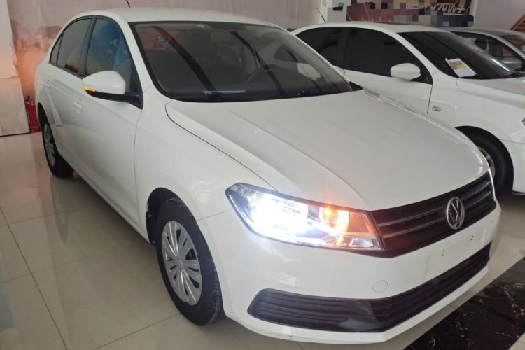 Used Volkswagen Santana 2016 1.6L Manual Fashion Edition Front Right 45 Deg