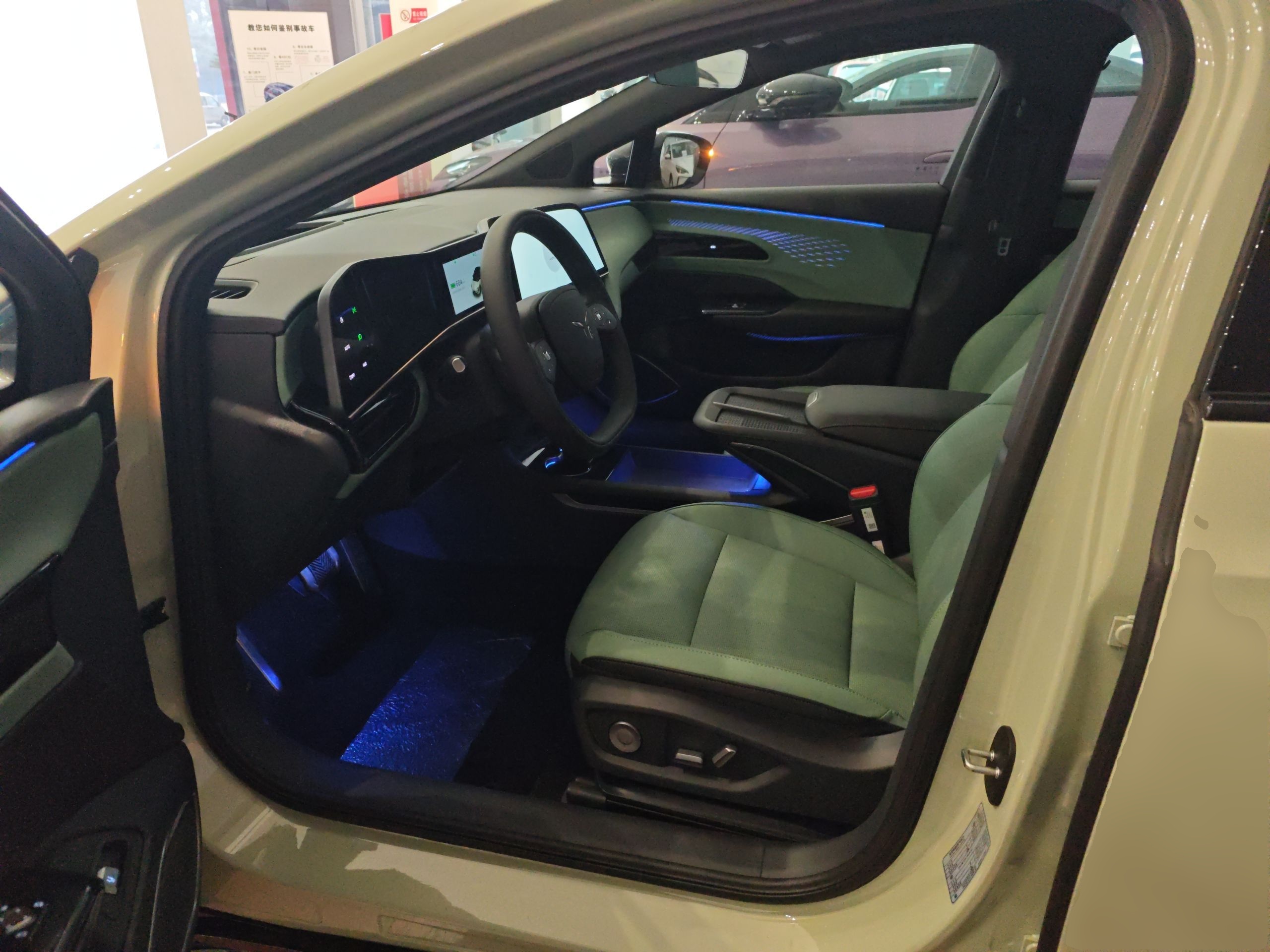 المقاعد الأمامية داخل السيارة