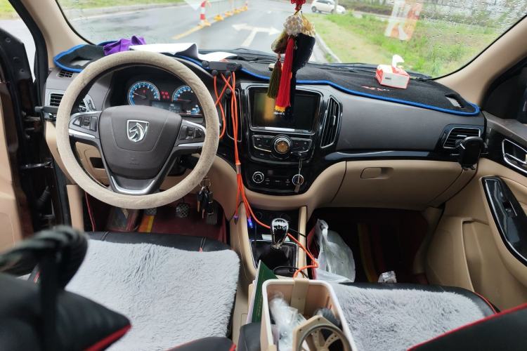 Used Baojun 730 2015 1.8L Manual Luxury Navigation ESP Version 7-seater Center Console