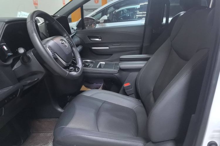 Used Toyota Sienna 2023 2.5L Hybrid Deluxe Edition
