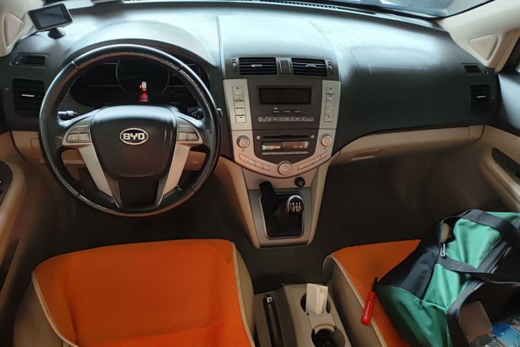 Used BYD S6 2014 2.0L Manual Luxury 5-Seater Center Console