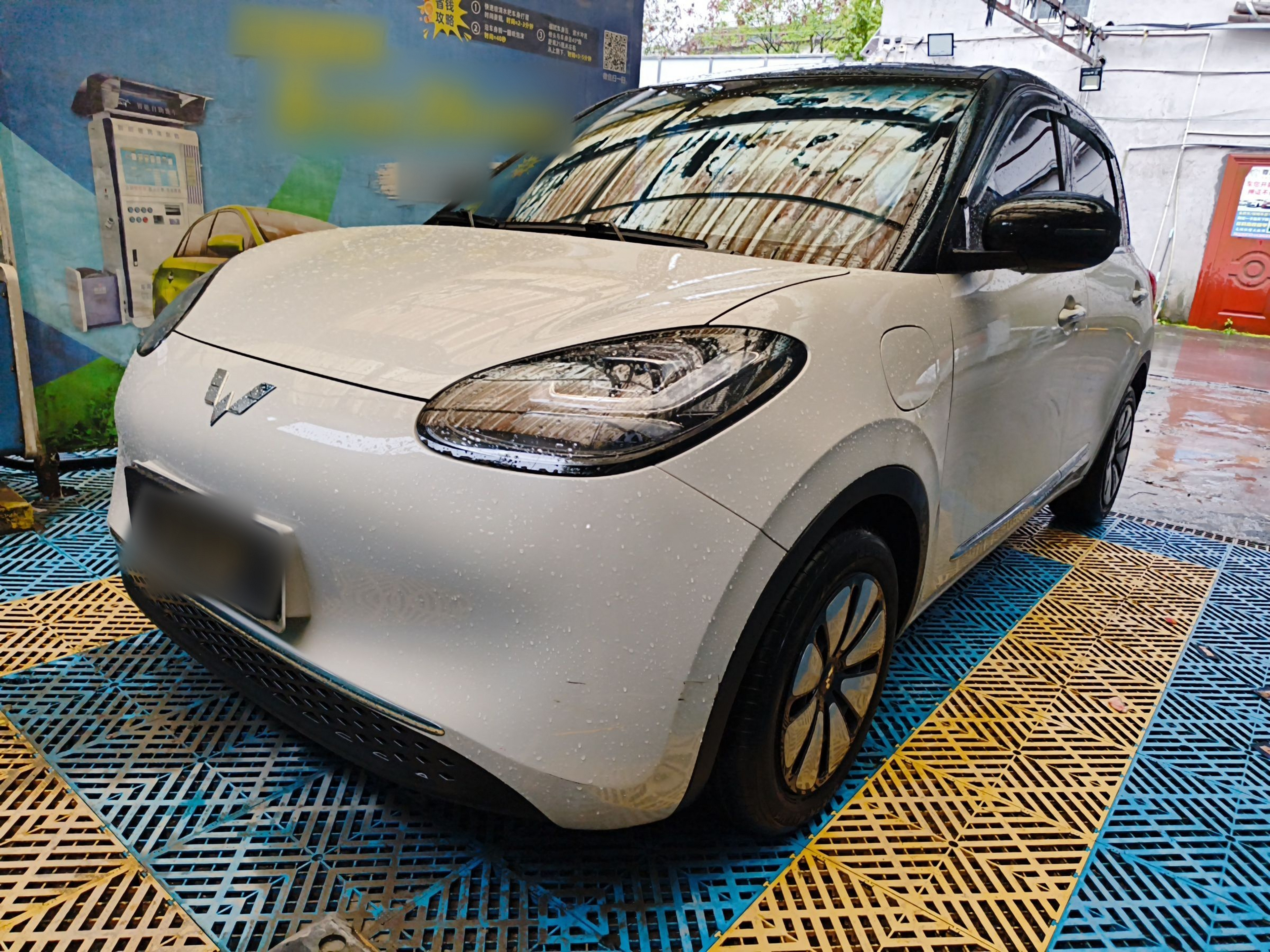 تحت مقدمة السيارة