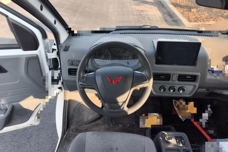 Used Wuling Yangguang 2024 300KM Comfort Version Passenger Van 75kW
