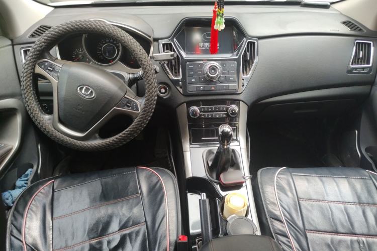 Used Huatai Santa Fe 2016 1.5T Gasoline Manual Two-Wheel Drive Smart Enjoyment i3 Model Center Console