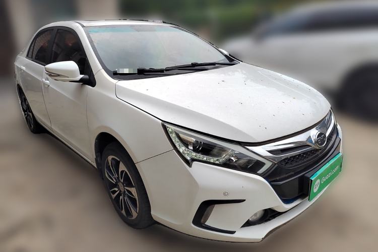 Used BYD Qin New Energy 2015 1.5T Dual-Crown Flagship Plus Edition Front Right 45 Deg