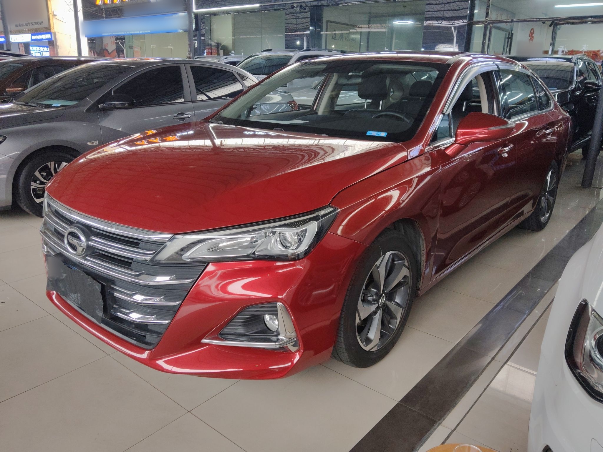 تحت مقدمة السيارة