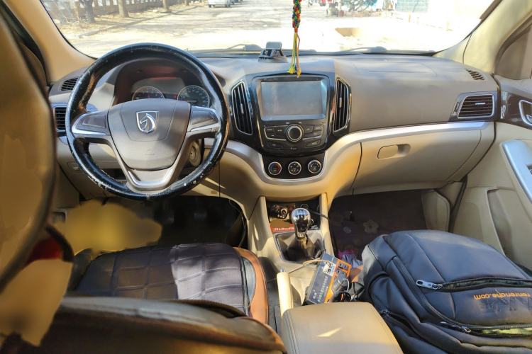 Used Baojun 730 2014 1.5L manual standard trim 7 seats Interior 2