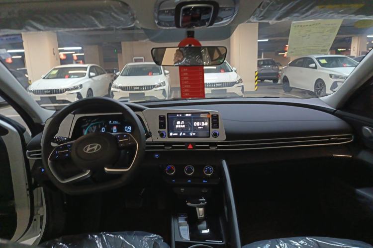 Used Hyundai Elantra 2023 1.5L CVT GLX Elite Edition Center Console