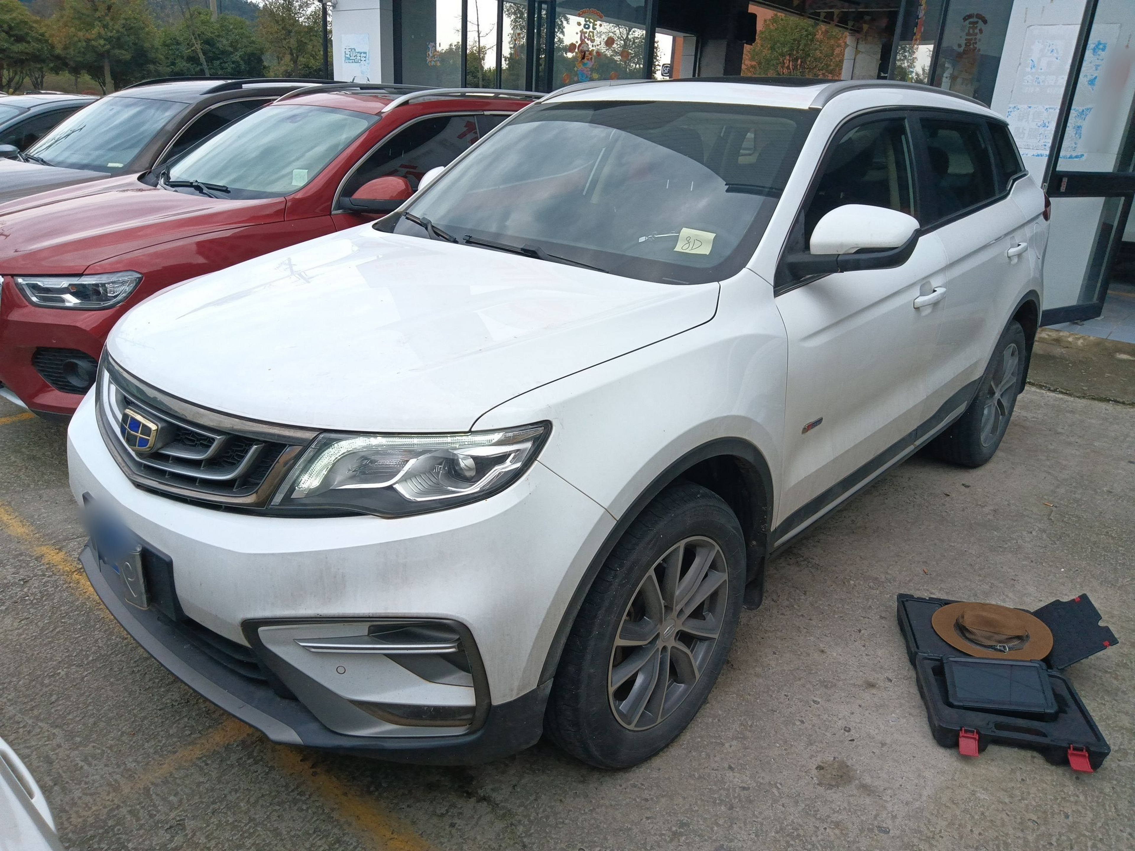 Под передней частью автомобиля