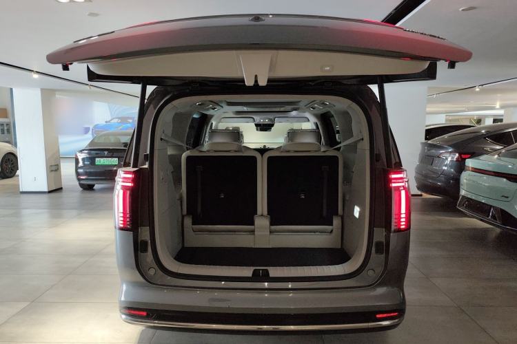 Used Volvo EM90 2025 Ultra Six-Seater
