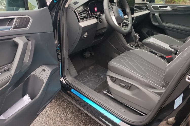 Used Volkswagen Tiguan L 2025 Model, Outstanding Version, 300TSI Automatic Two-Wheel Drive Longteng Edition Driver Seat