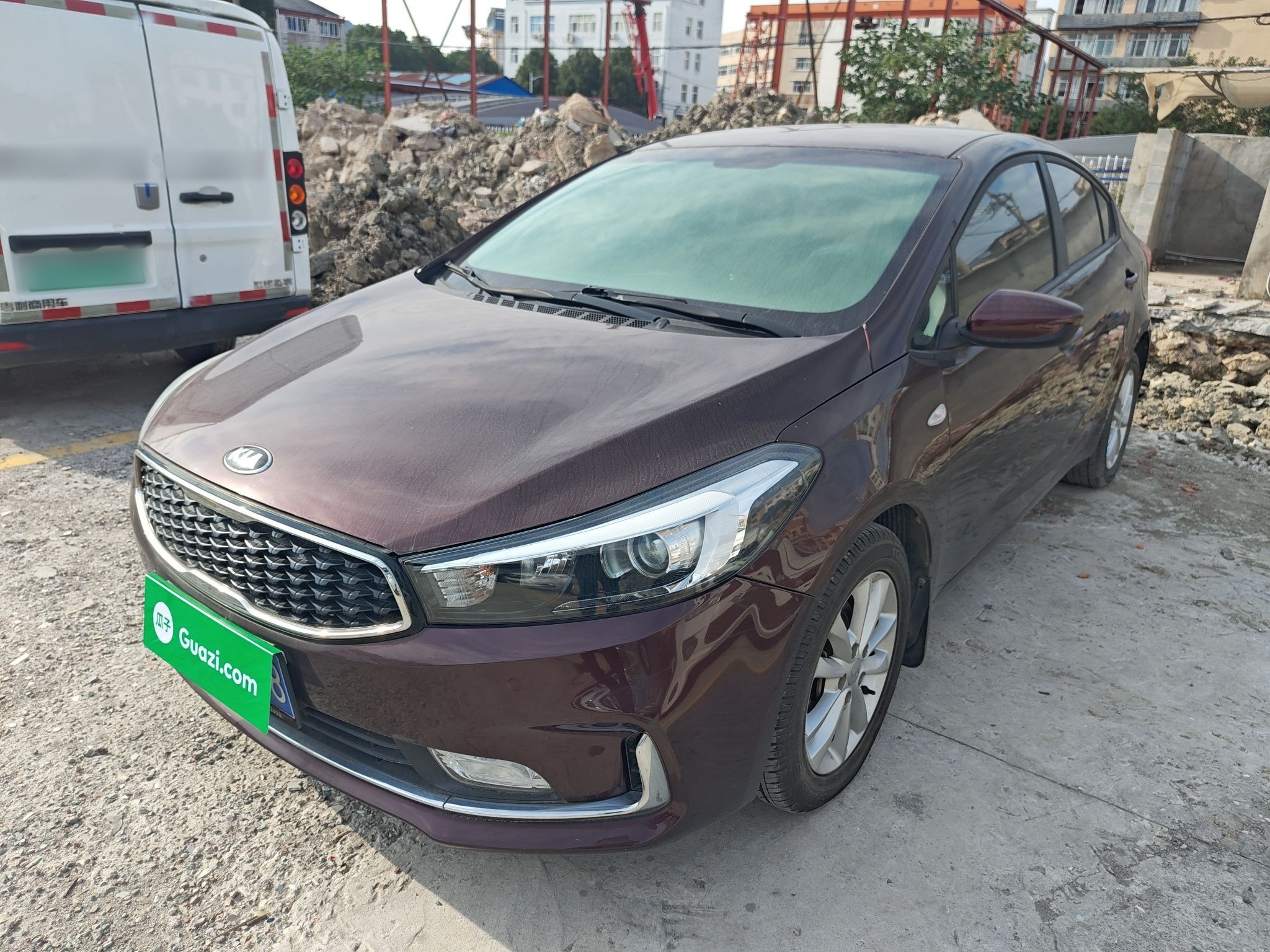 تحت مقدمة السيارة