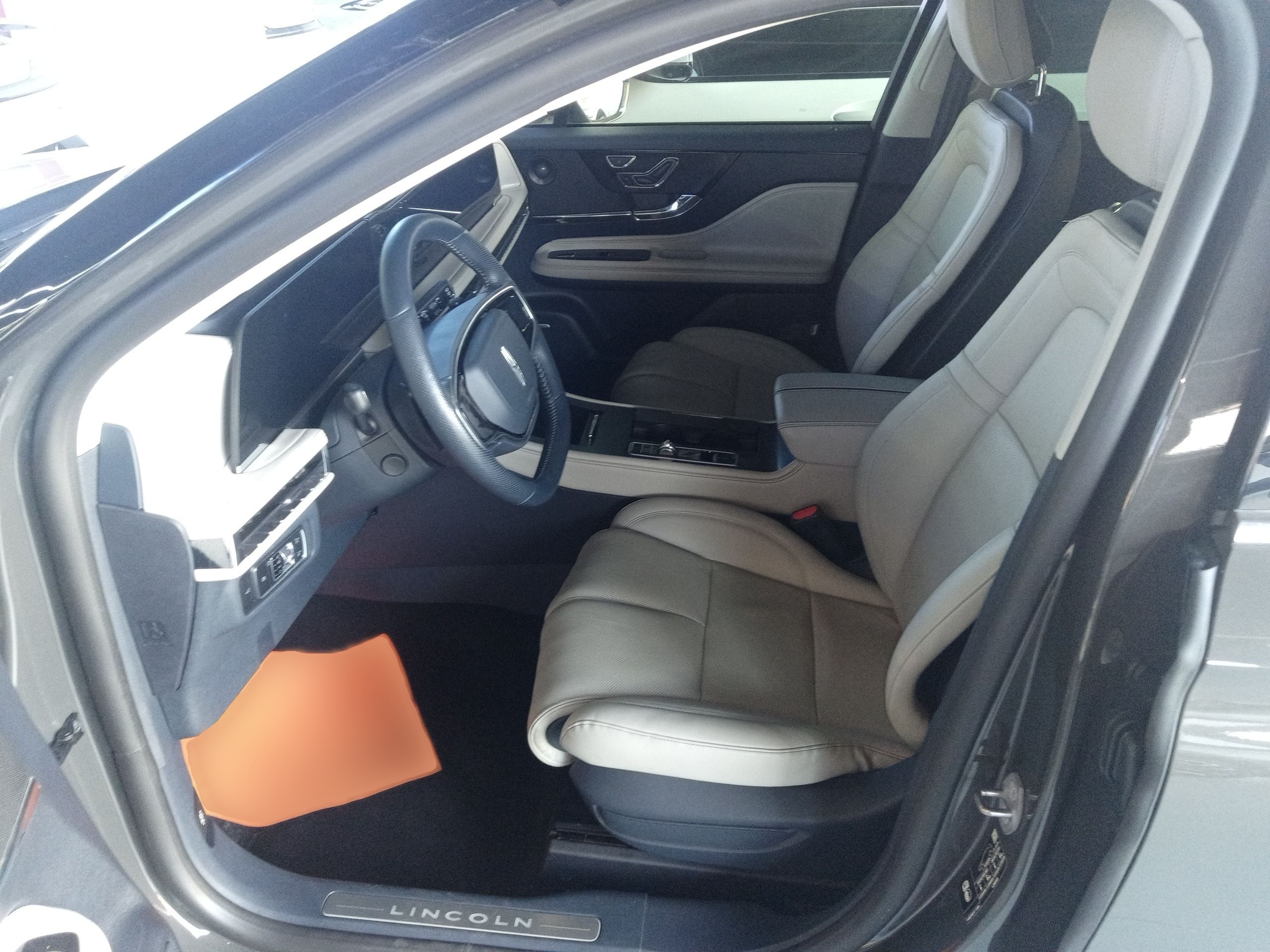 Переднее сиденье в автомобиле