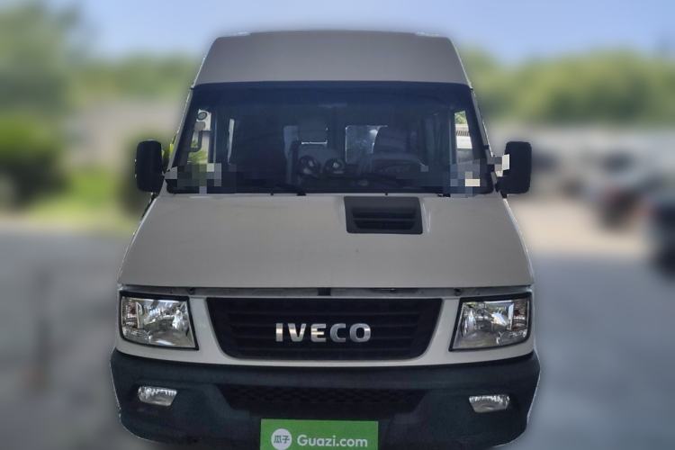 Used Iveco Daily 2021 2.5T A35 M1 Passenger Van 5-9 Seater Short Wheelbase Mid-Roof Design Dual Tires Manual Doors