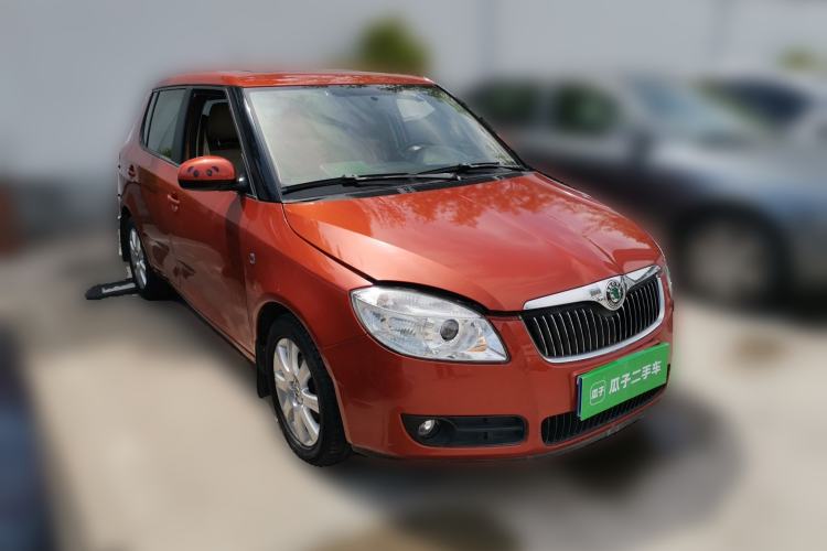 Used Skoda Fabia 2011 1.6L Automatic Crystal Edition Front Right 45 Deg