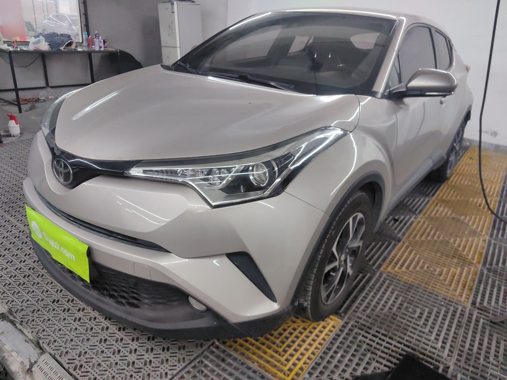 تحت مقدمة السيارة