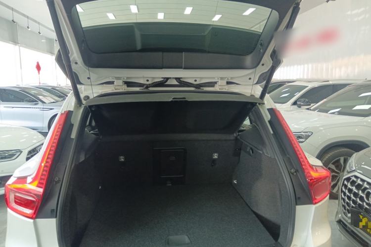 Used Volvo XC40 2024 B4 4x4 Smart Luxury Edition Trunk