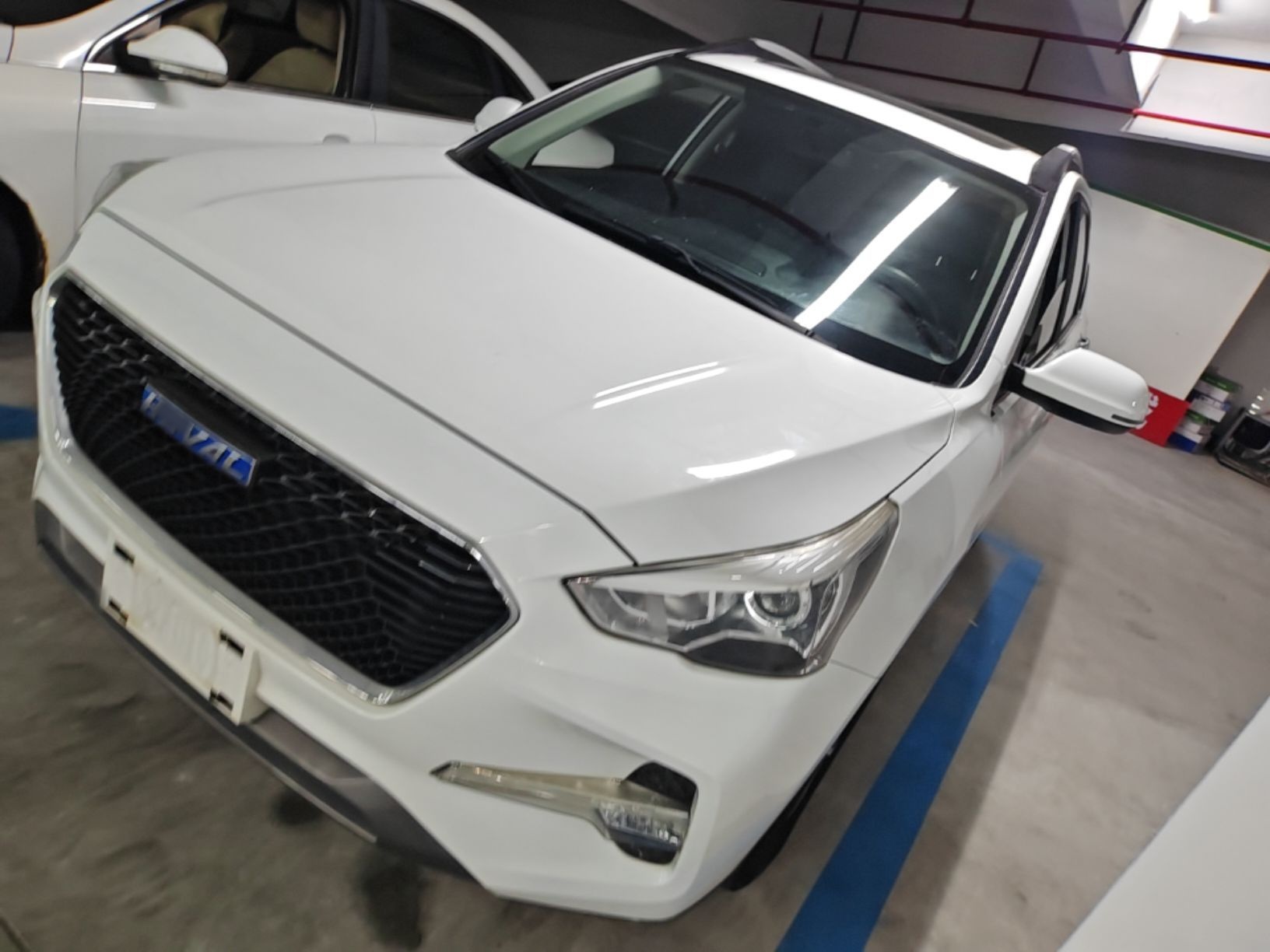 Под передней частью автомобиля