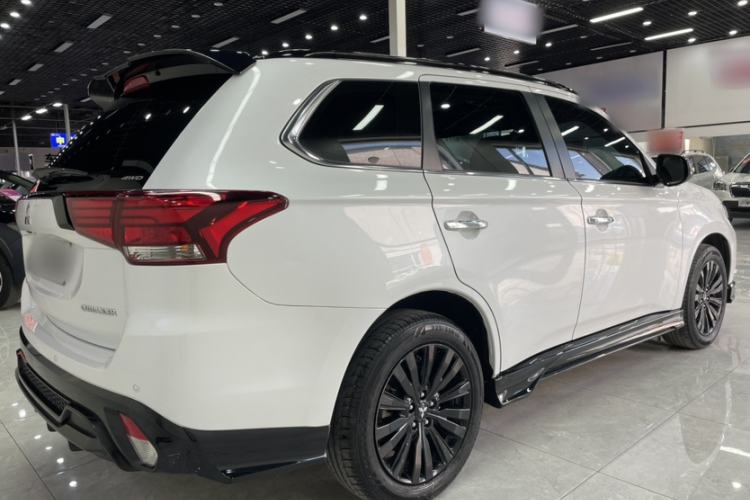 Used Mitsubishi Outlander 2021 2.4L 4x4 DynaDrive Edition 5 Seats Exterior 3