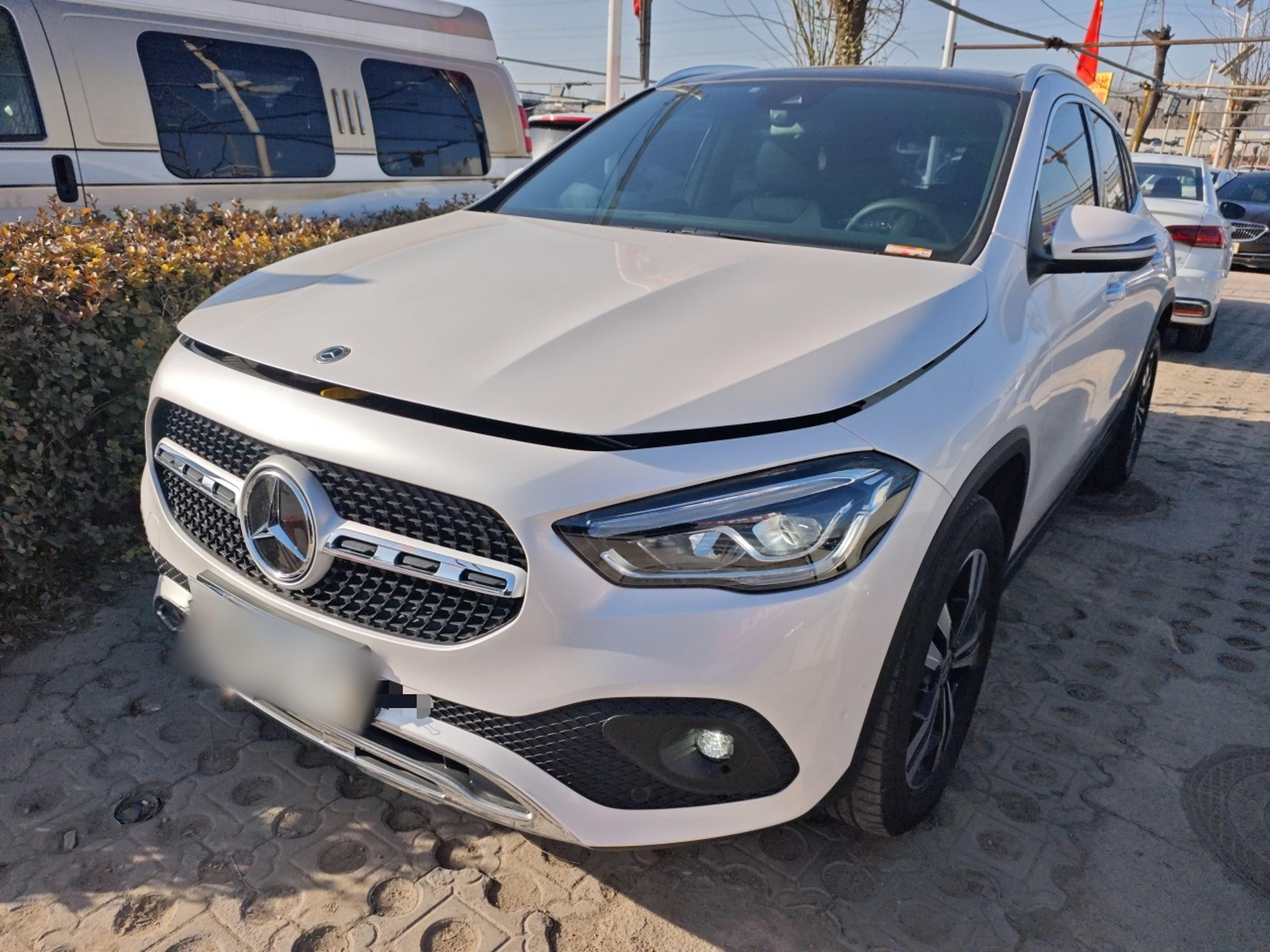 Под передней частью автомобиля