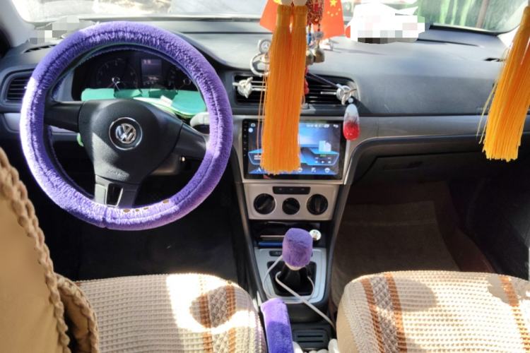 Used Volkswagen Lavida 2013 Revised Classic 1.6L Manual Fashion Edition Center Console