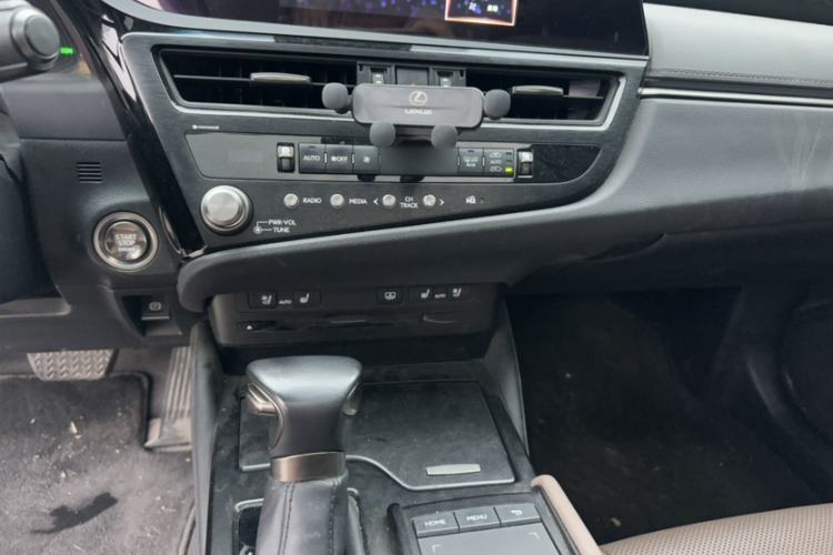 Used Lexus ES 2021 200 Luxury Edition Interior 3